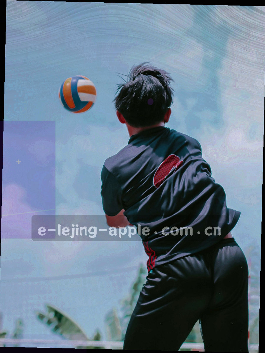 射门瞬间的球员剪影，背景叠加琥珀金色横向数据条